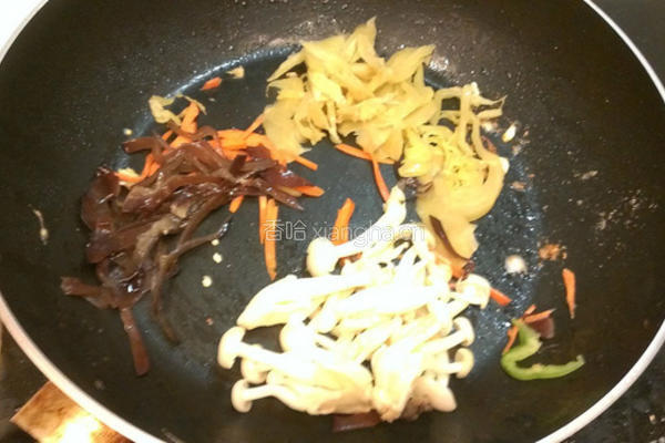 菇菇炒榨菜的做法图解2