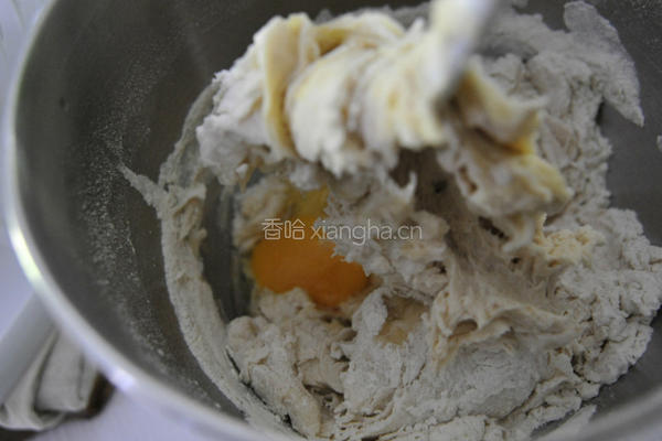黑橄榄鸡蛋面包的做法图解1