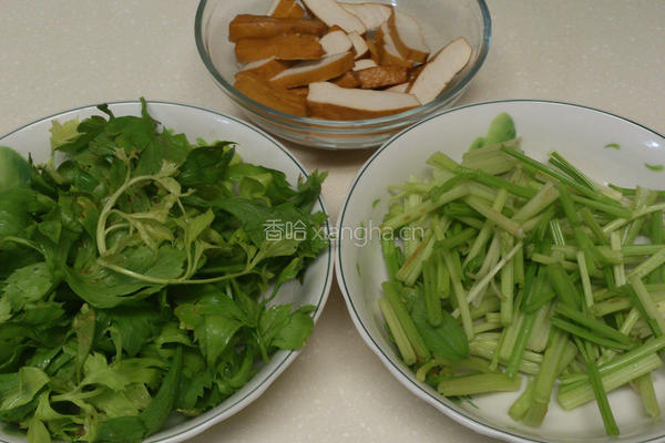 香干炒芹菜的做法图解1