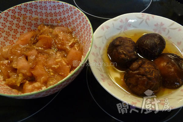 北菇滑鸡蒸饭的做法图解1