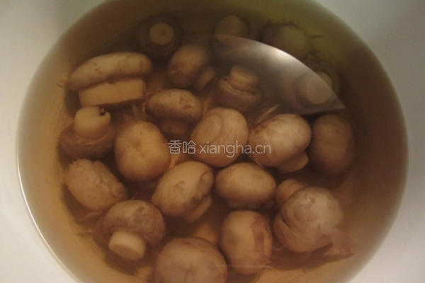俄式洋菇橄榄抹酱的做法图解2