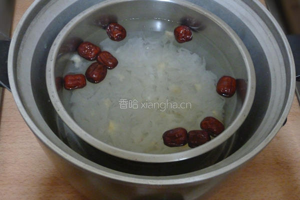 冰糖银耳梨子汤的做法图解2