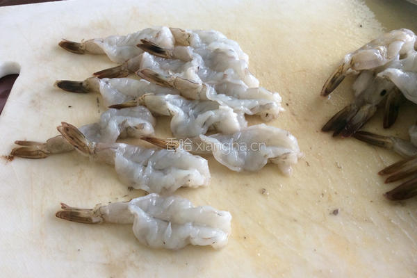 凤尾明虾的做法图解2