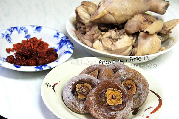 柿饼炖鸡汤的做法图解1