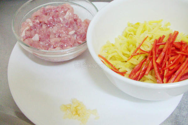 榨菜炒肉丝的做法图解1