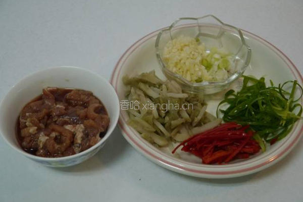 榨菜肉丝的做法图解1