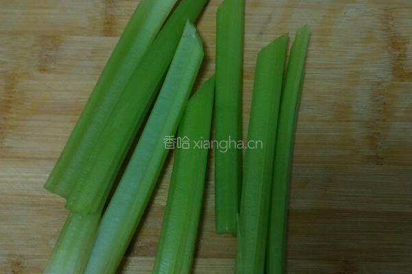 花椒油凉拌西芹虾仁的做法图解1