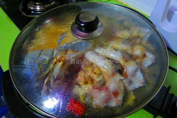 铁锅焖鲤鱼的做法图解2