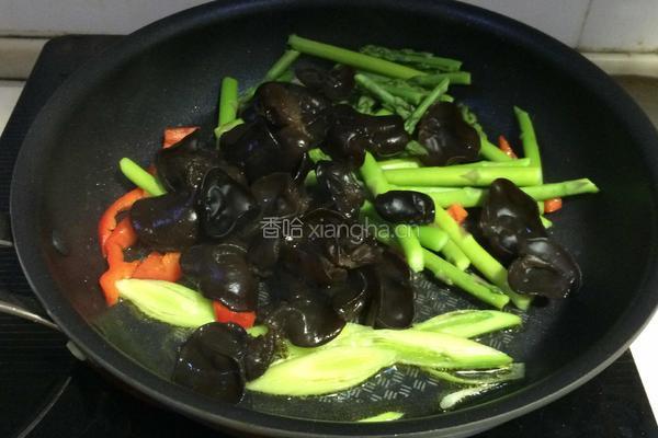 芦笋炒黑木耳的做法图解2