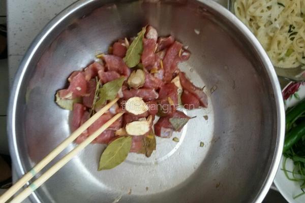 油炸香叶白芷猪肉的做法图解1