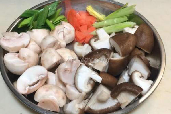 蚝油双菇的做法图解1