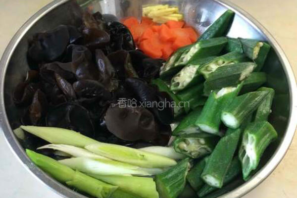 秋葵炒木耳的做法图解1