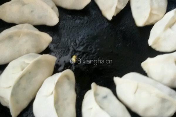 四鲜水晶煎饺。的做法图解12