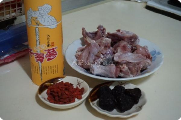 食谱牛蒡参炖鸡汤的做法图解1