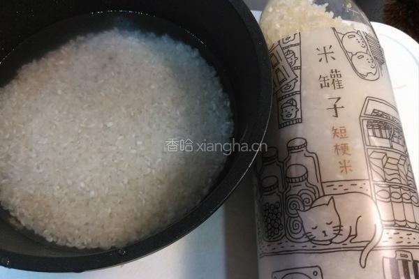 吻仔鱼海苔饭团的做法图解1