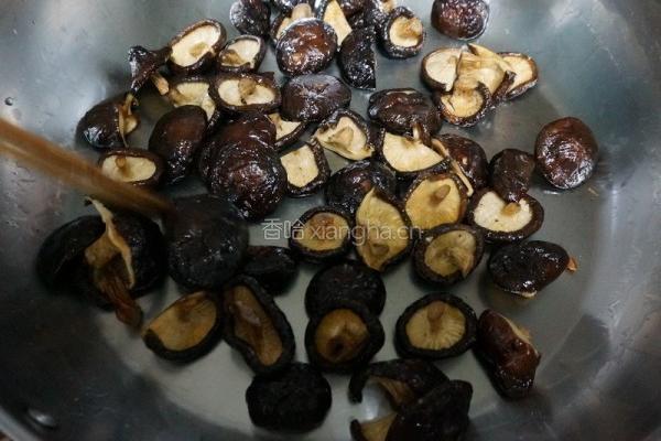 香冬菇鸡汤的做法图解1