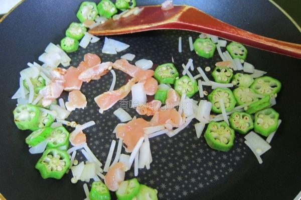 秋葵鸡肉香炒饭的做法图解2