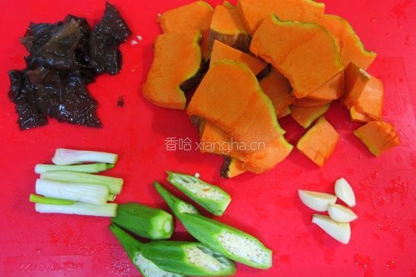 蒜粒炒南瓜的做法图解1