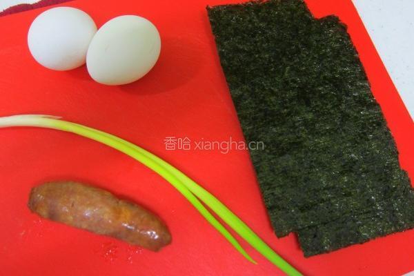 香肠海苔蛋卷的做法图解1