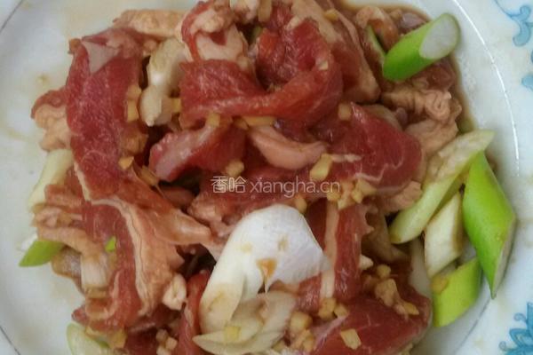 肉片炒大椒。的做法图解2