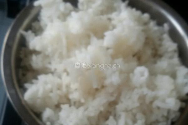 蔬菜丁酱油炒饭。的做法图解2