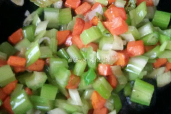 蔬菜丁酱油炒饭。的做法图解6