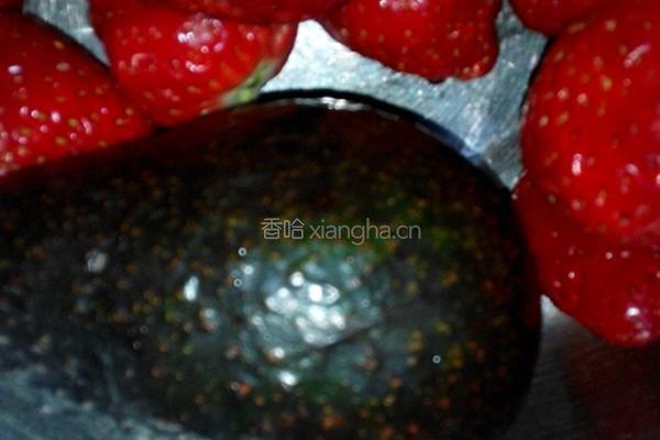 牛油果拌草莓的做法图解1