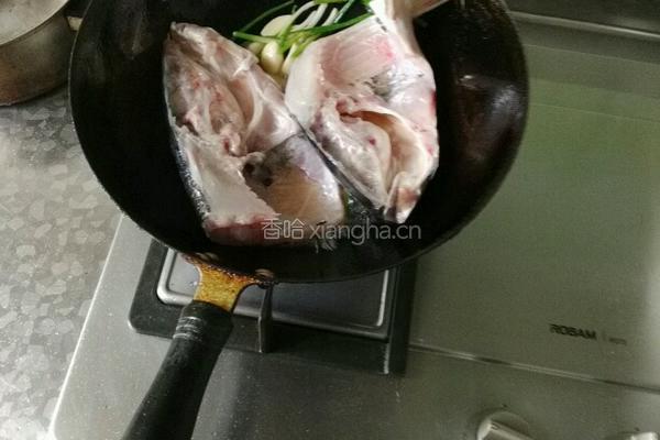 干锅鱼头的做法图解4