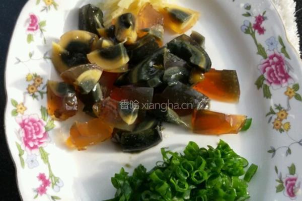 皮蛋瘦肉粥的做法图解2