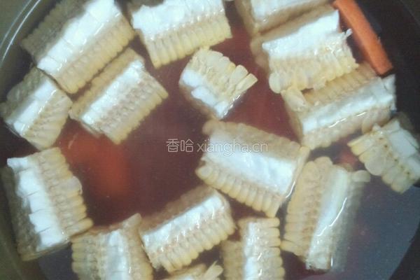 ＃乐享陶瓷＃玉米胡萝卜猪骨汤的做法图解2