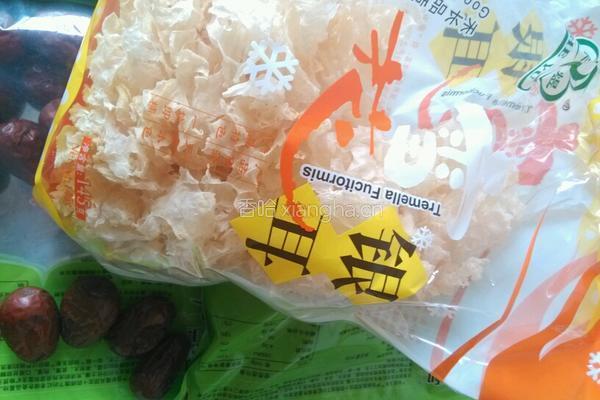 银耳红枣羹的做法图解2