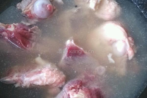 猪骨汤的做法图解1