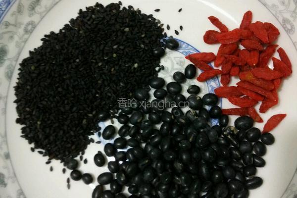 黑豆生发汤的做法图解1