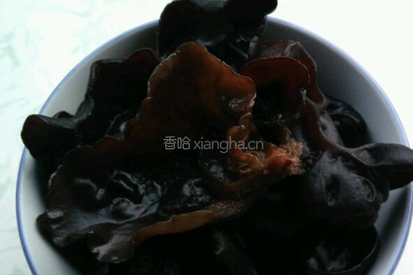 黄瓜炒木耳的做法图解1