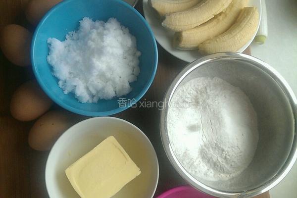 香蕉大蛋糕的做法图解1