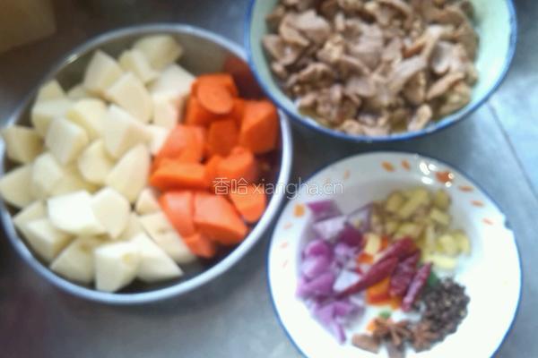土豆胡萝卜烧肉的做法图解1
