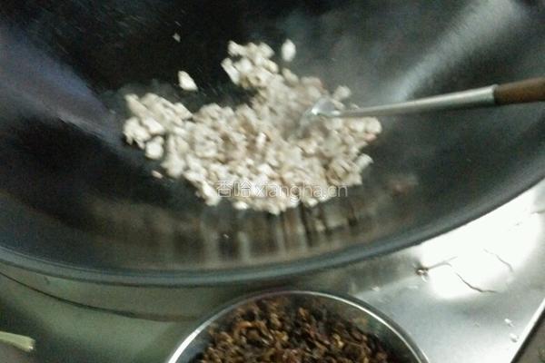 五花肉炒坛子菜酸辣椒茄子干的做法图解3