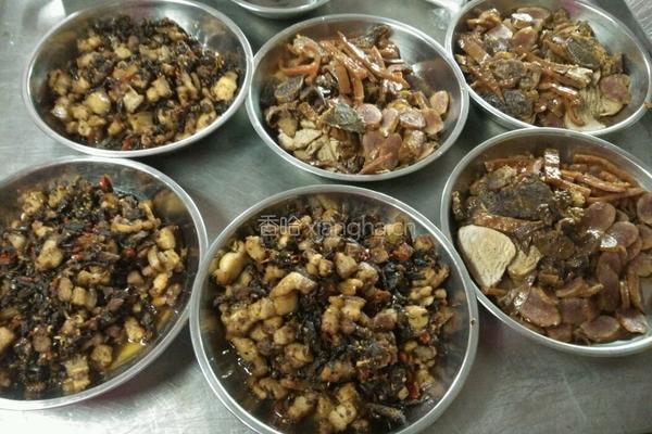 五花肉炒坛子菜酸辣椒茄子干的做法图解4