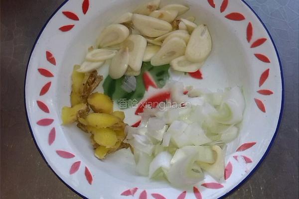 豆瓣酱焖大虾的做法图解2