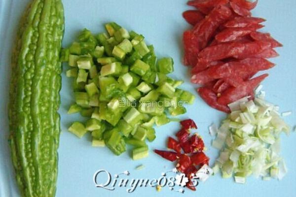 腊肠苦瓜炒米饭的做法图解2