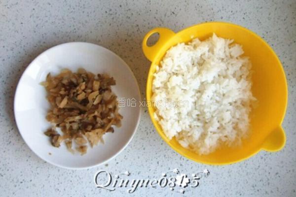 腊肠苦瓜炒米饭的做法图解3
