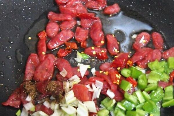 腊肠苦瓜炒米饭的做法图解5