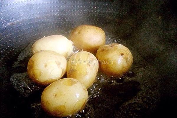 迷迭香烤土豆的做法图解1