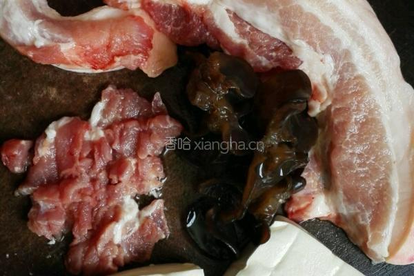 木耳瘦肉酿豆腐的做法图解1