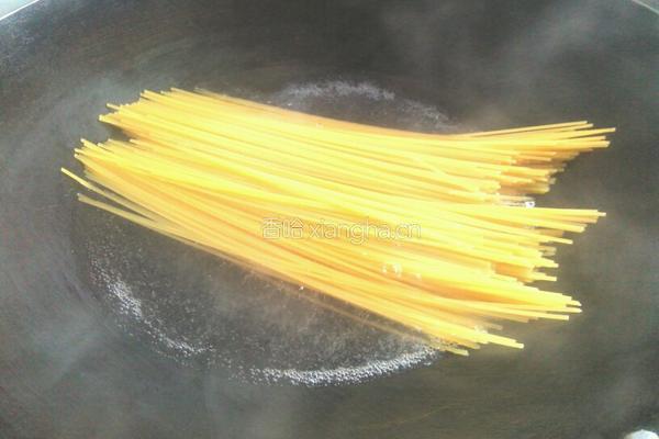 火腿肉酱煮意粉的做法图解4