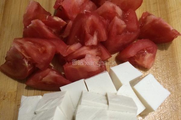 西红柿炖豆腐的做法图解1
