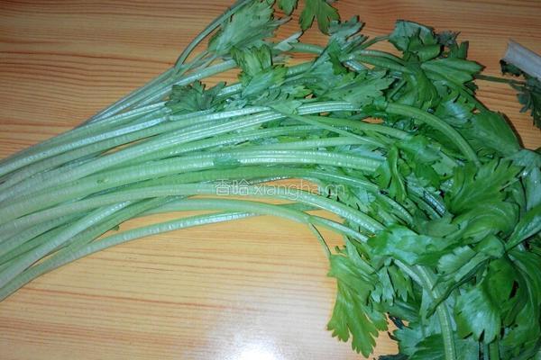 素拌芹菜叶的做法图解1