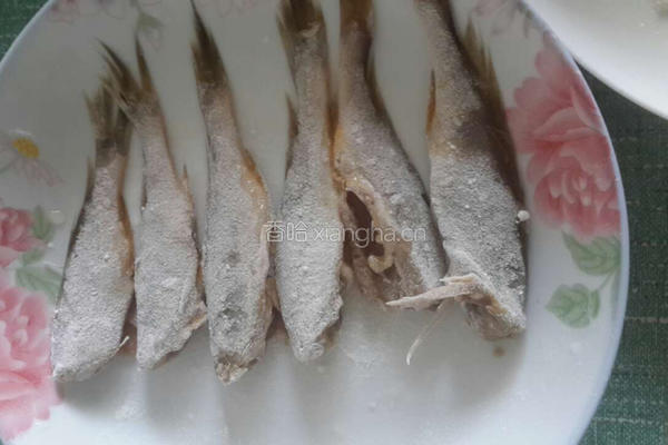 煎小黄花鱼的做法图解2