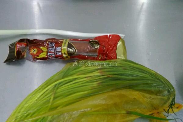 蒜苔烤肠肉的做法图解1