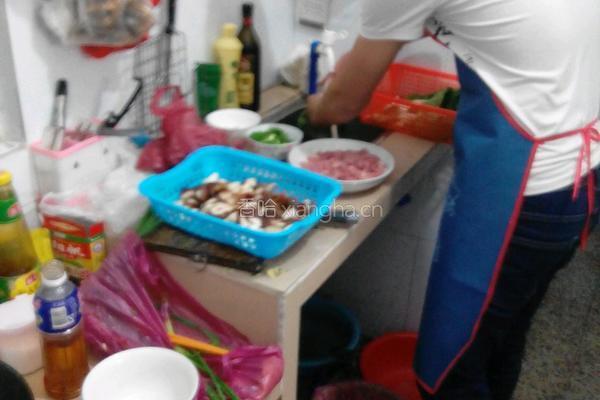 香菇炒猪肉的做法图解1